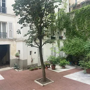 Tres Bel Montmartre Paris